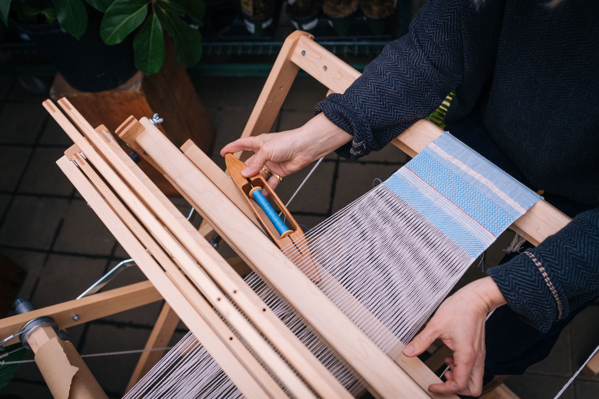 Learning to Weave on a Four Shaft Loom [Weaver House Partnership]