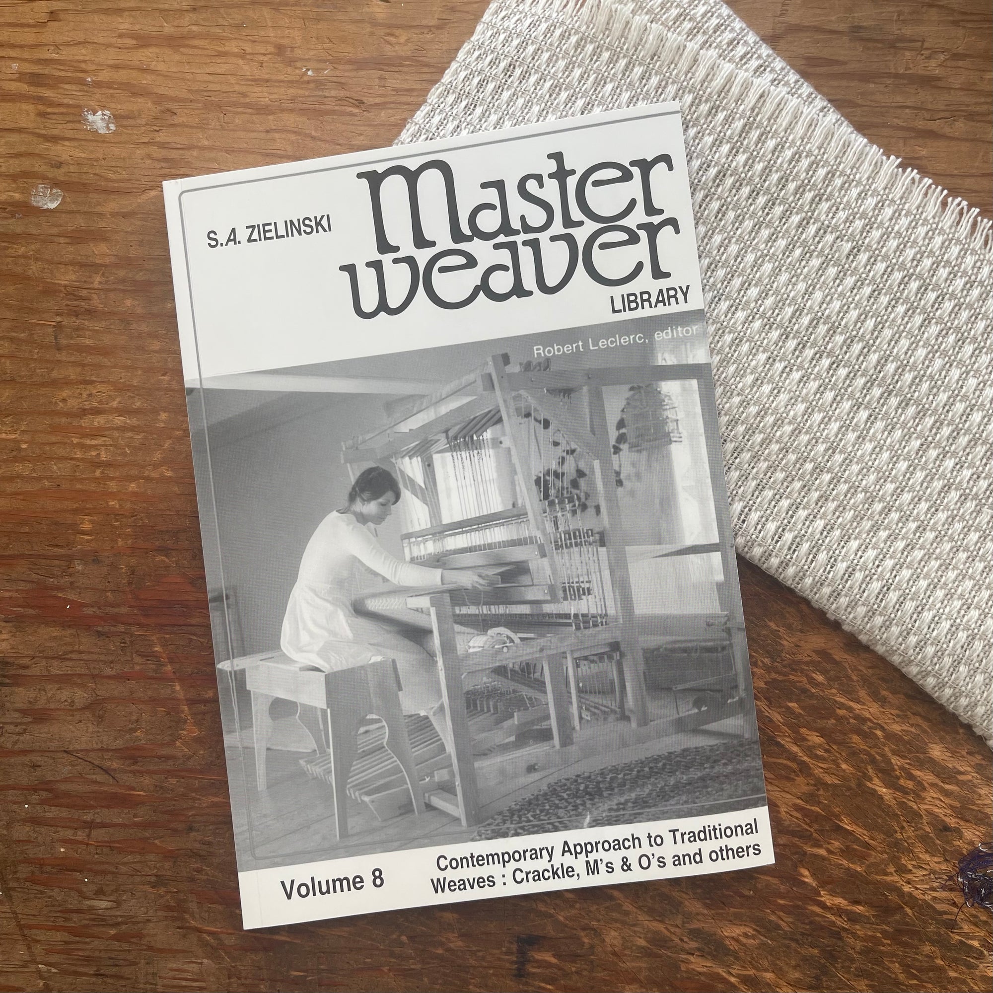 MASTER WEAVER LIBRARY by S. A . ZIELINSKI - Vol. 8 - Contemporary Approach to Traditional Weaves: Crackle,M's & O's and Others